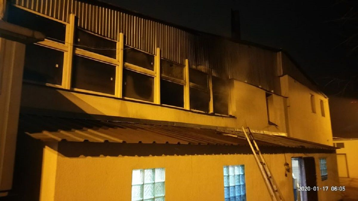 Через пожежу на СТО у Львові згорів автомобіль