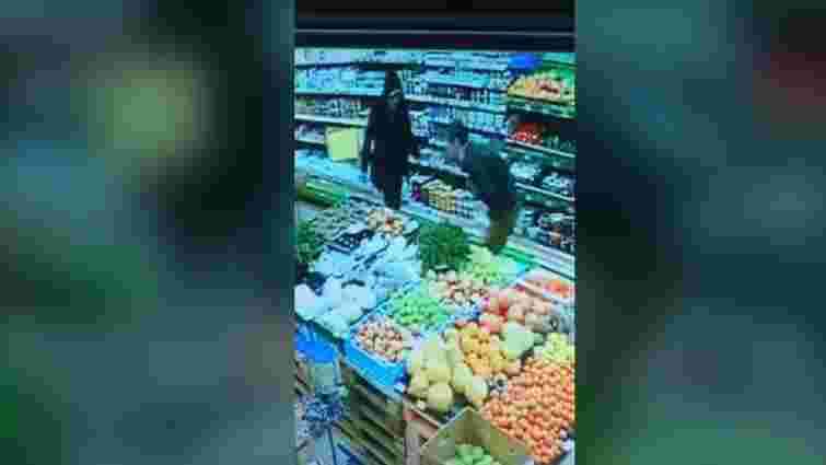 У Запоріжжі чоловік поранив ножем працівника супермаркету на очах у покупців