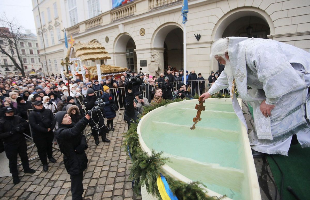 На площі Ринок у Львові традиційно освятили  воду з нагоди Водохреща 