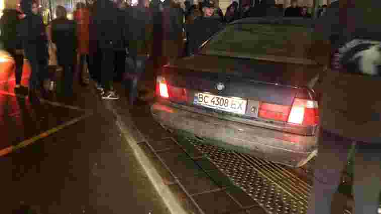 Біля ТРЦ Forum Lviv автомобіль в’їхав у зупинку з людьми