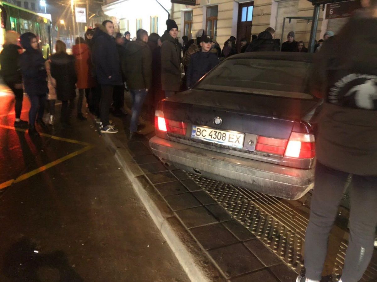 Біля ТРЦ Forum Lviv автомобіль в’їхав у зупинку з людьми