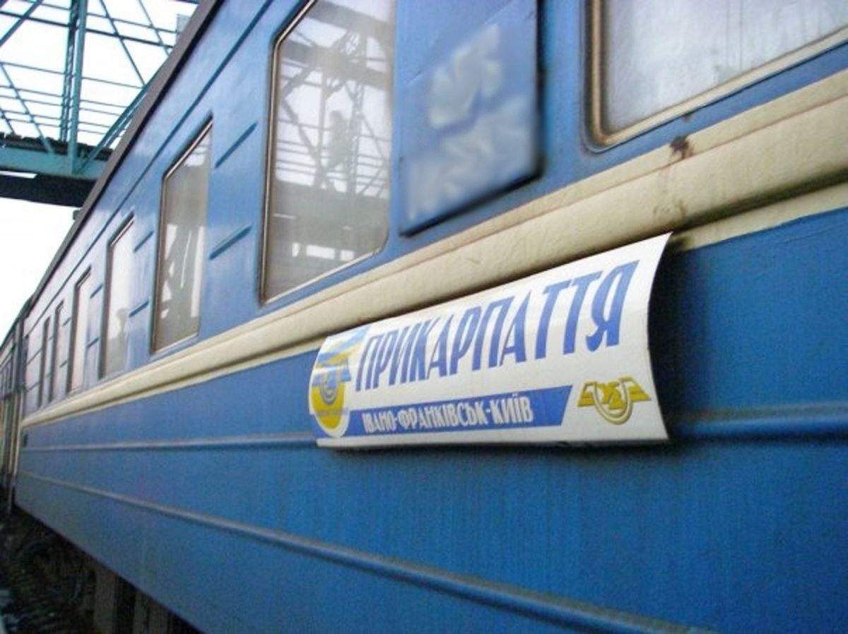 Четверо пасажирів побили провідника поїзда за прохання не курити в тамбурі