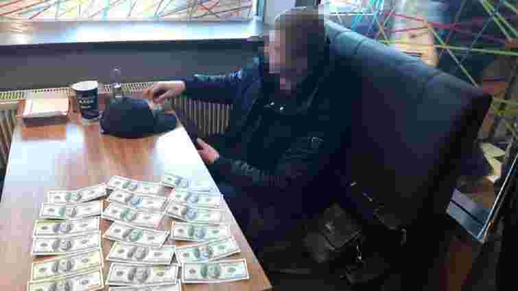 Директора львівської компанії оштрафували за 2000 доларів хабара поліцейським 
