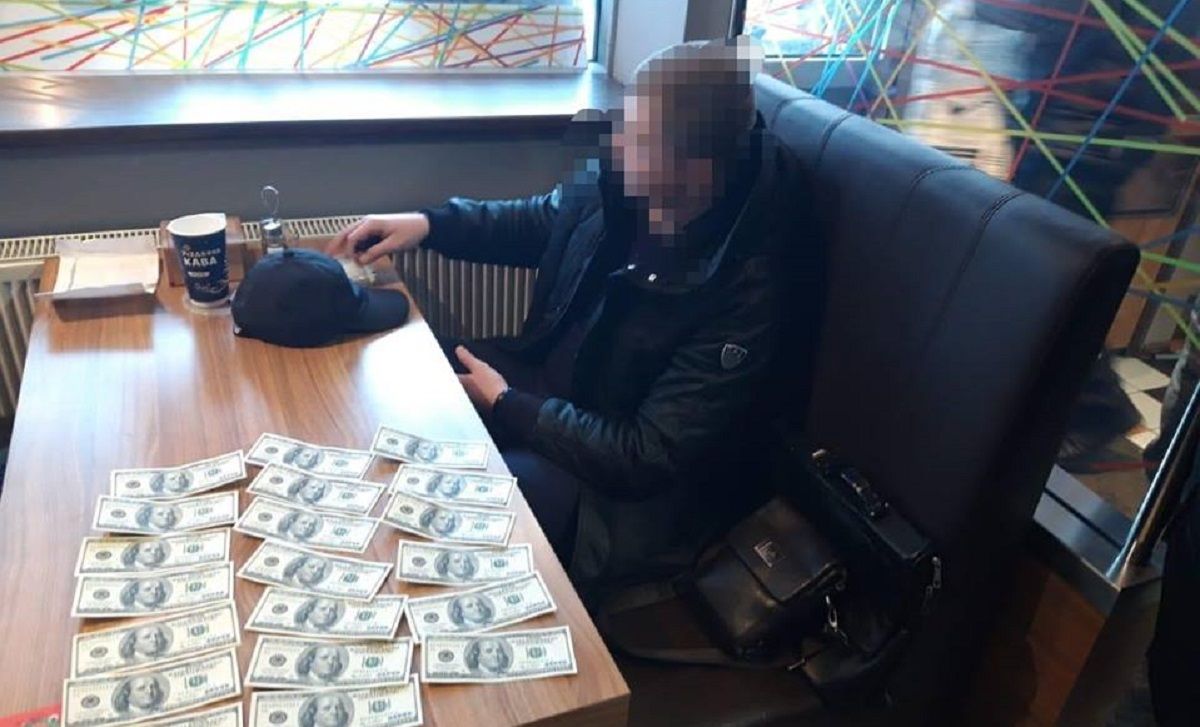 Директора львівської компанії оштрафували за 2000 доларів хабара поліцейським 