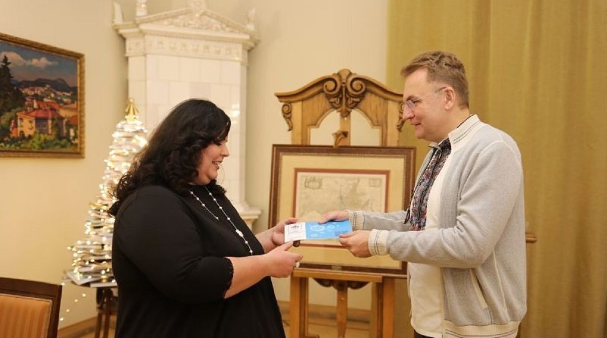Мер Львова нагородив переможницю конкурсу на найкреативнішу ялинку