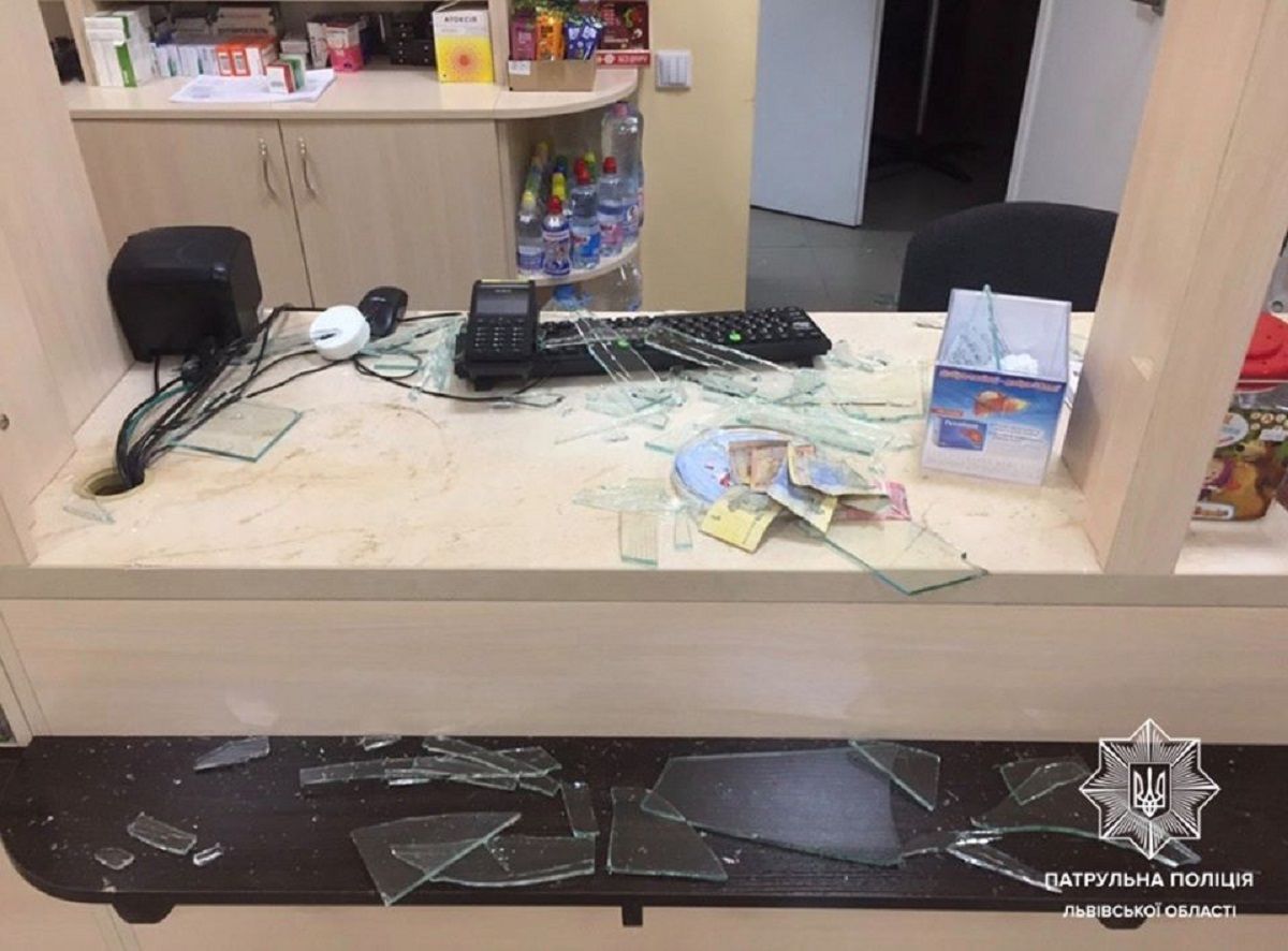 Львівські патрульні затримали чоловіка, який розтрощив вітрину в аптеці