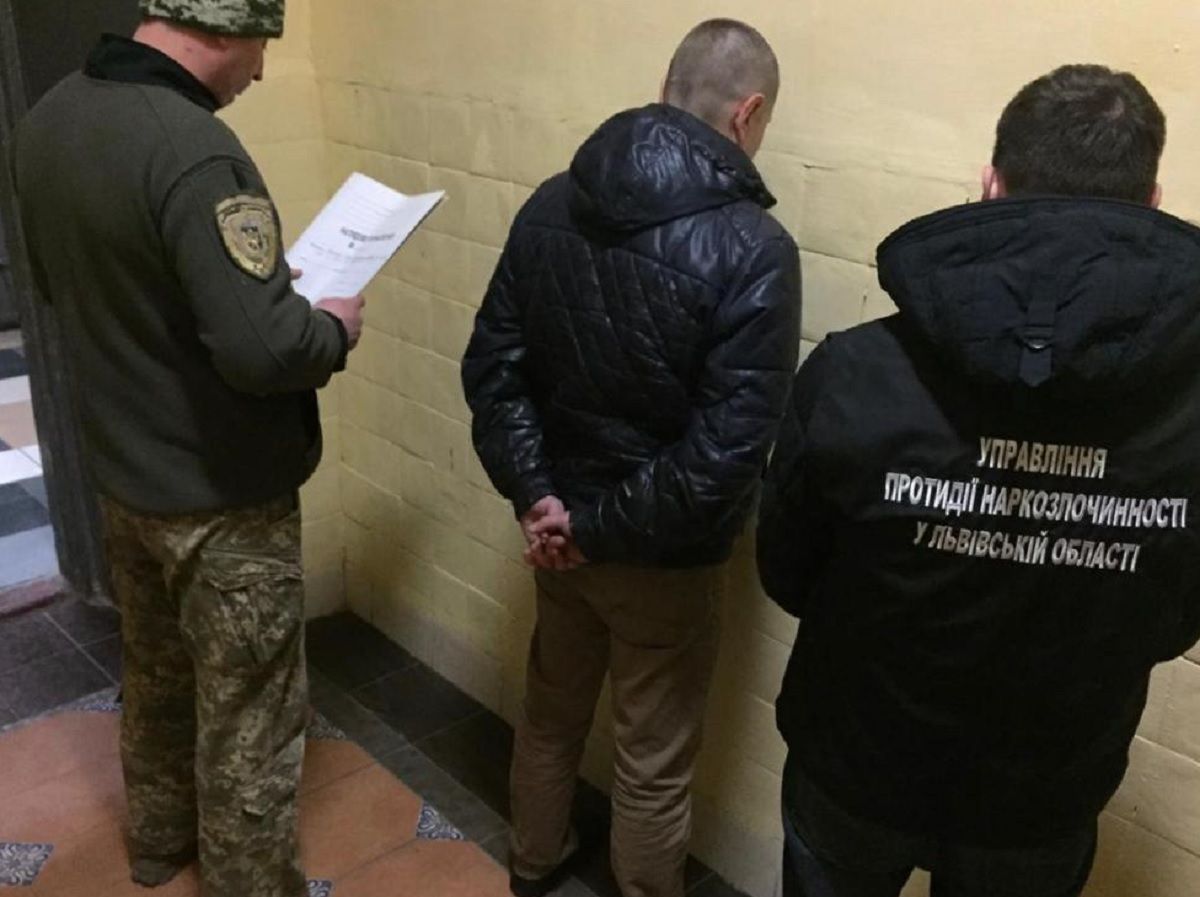 Львів’янин намагався приховати наркотики для ув’язненої у фруктовому напої та медпрепаратах