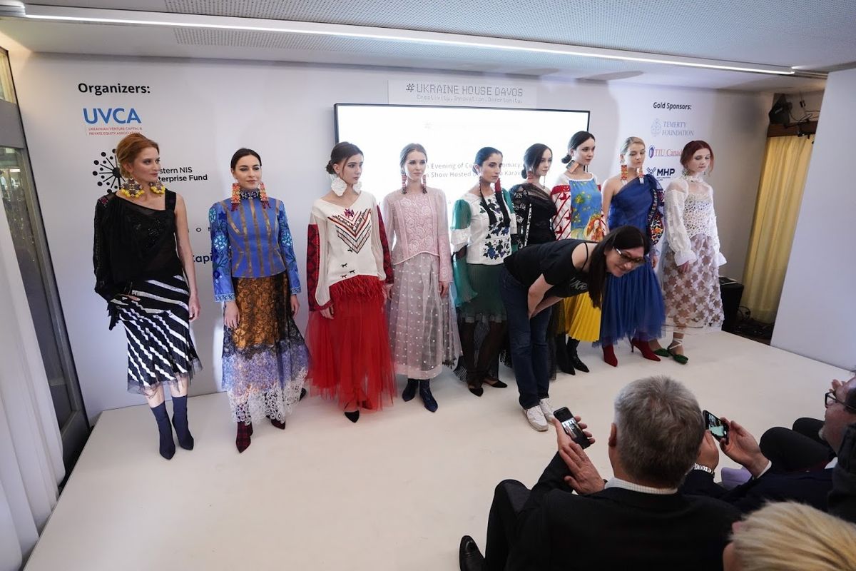 Дизайнерка Оксана Караванська представила колекцію haute couture у Давосі
