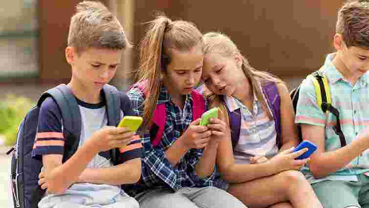 Нардеп пропонує законодавчо заборонити використання смартфонів на уроках