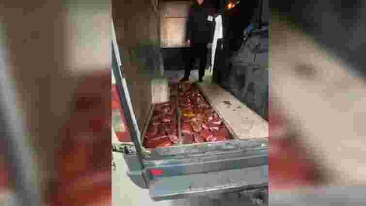 На кордоні з Польщею в мікроавтобусі українця виявили 1,5 тонни контрабандного сиру та м’яса 
