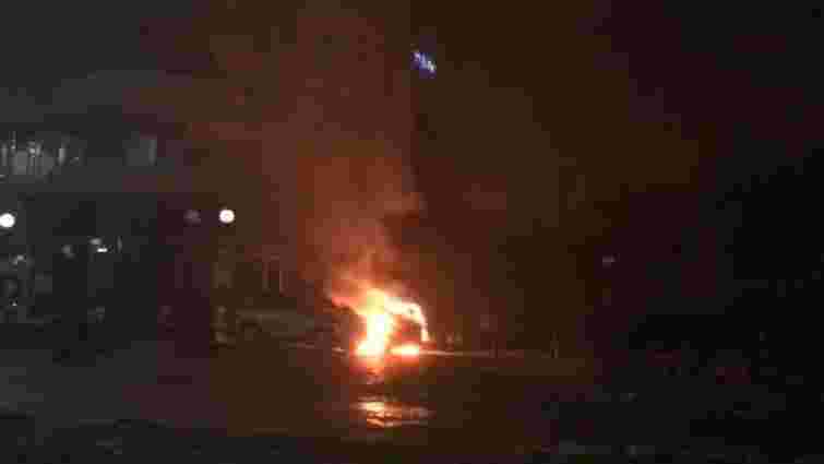 В Ужгороді невідомий спалив автомобіль дипломата