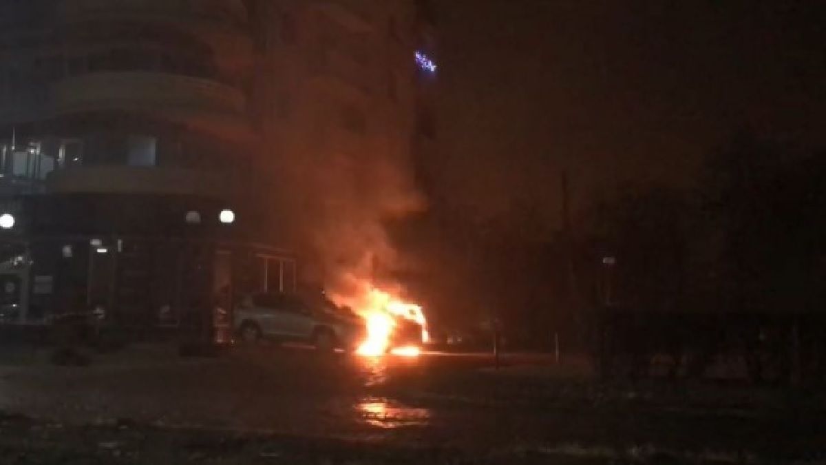 В Ужгороді невідомий спалив автомобіль дипломата