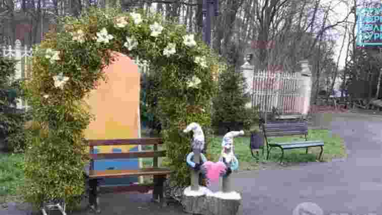 У центральному парку Львова невідомі розтрощили фотозону для закоханих