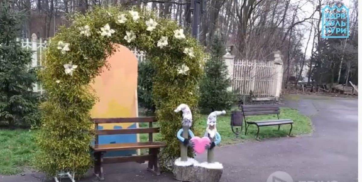 У центральному парку Львова невідомі розтрощили фотозону для закоханих