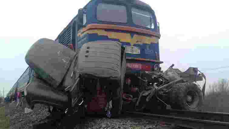 Двоє людей загинули унаслідок зіткнення пасажирського поїзда з вантажівкою на Закарпатті
