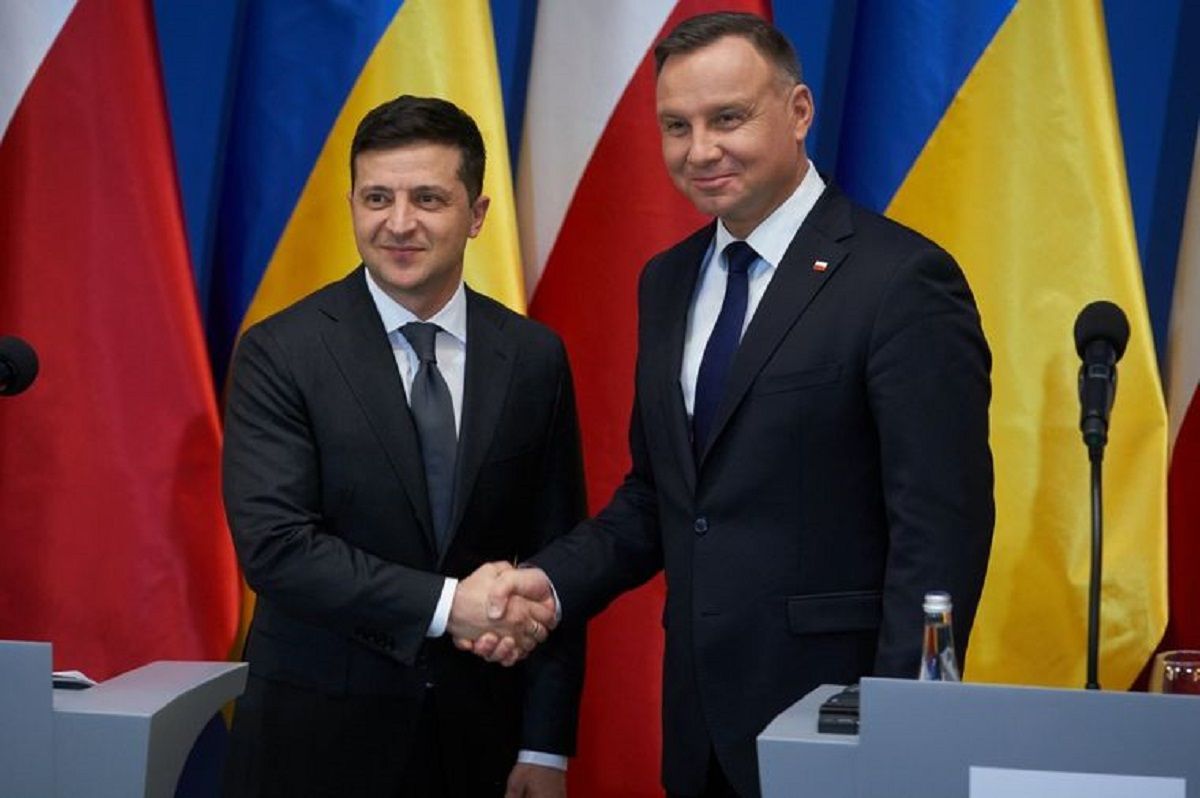 Польща відновить могилу воїнів УПА, яку раніше пошкодили вандали, – Зеленський