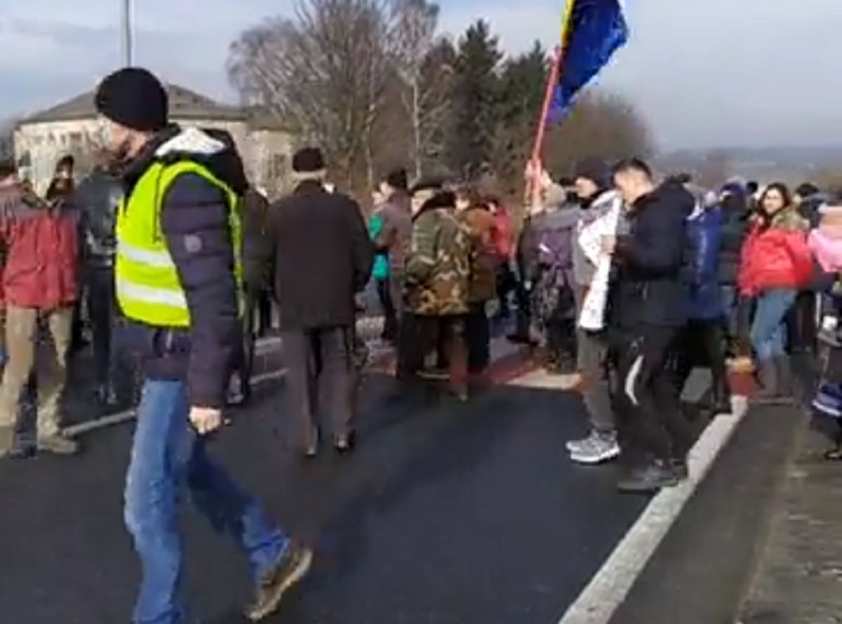 Протестувальники заблокували на Львівщині трасу на Івано-Франківськ