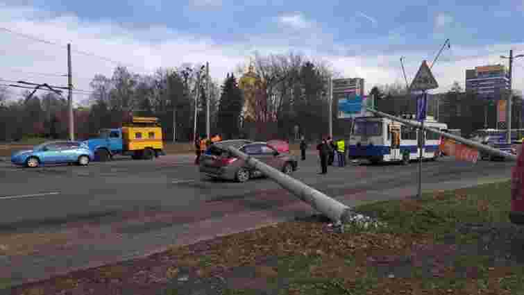 Дві електроопори впали на тролейбус та автомобіль у Львові