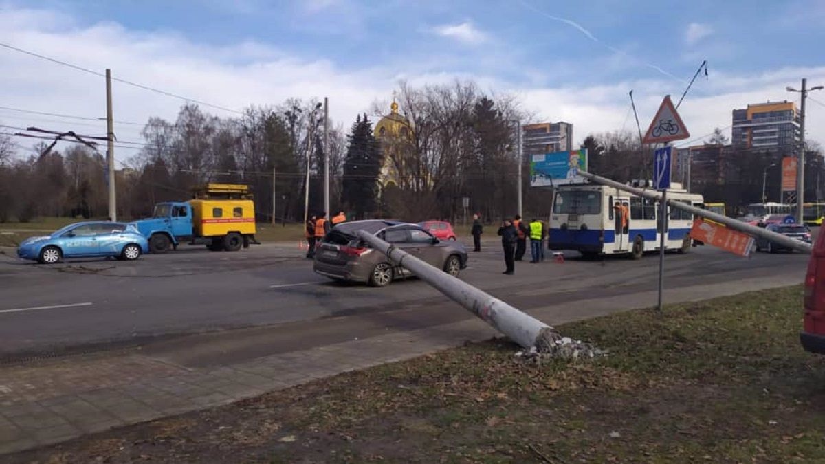Дві електроопори впали на тролейбус та автомобіль у Львові