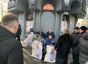 Для протидії знесенню незаконної споруди у Львові її власники вивели на пікет людей у візках