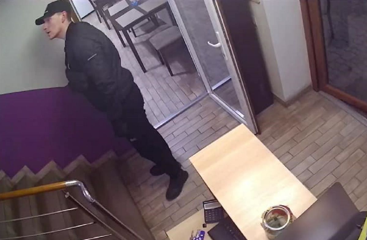 Поліція розшукує чоловіка, який вкрав ноутбук із хостелу в центрі Львова