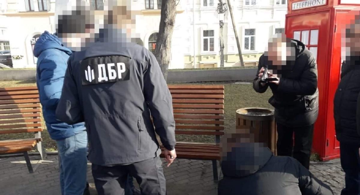 Вінницький податківець намагався дати хабар працівнику СБУ за вплив на слідчого ДБР