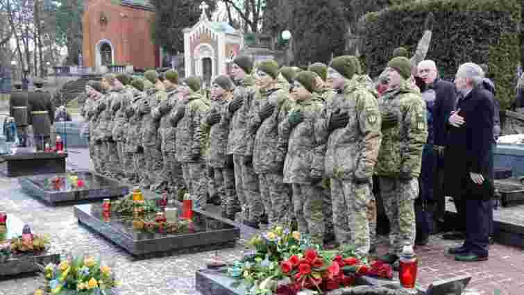 На Личаківському кладовищі у Львові вшанували пам’ять Героїв Крут