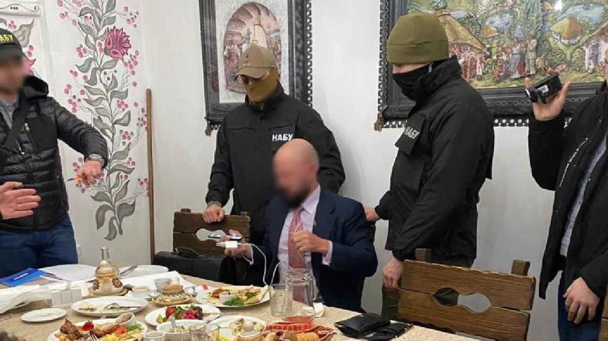 НАБУ затримало трьох людей за 5 млн доларів хабара голові ФДМУ