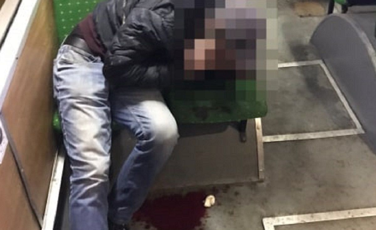 Двоє хуліганів побили львів'янина, бо він сів поруч з ними в тролейбусі