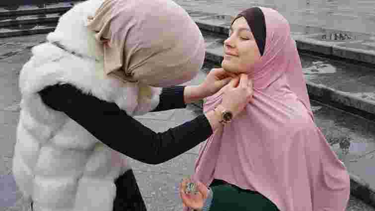 У центрі Львова мусульманки вчили всіх охочих правильно зав'язувати хіджаб