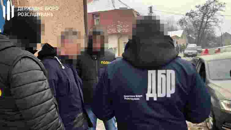 Львівські слідчі ДБР затримали двох прикордонників під час отримання та надання хабарів