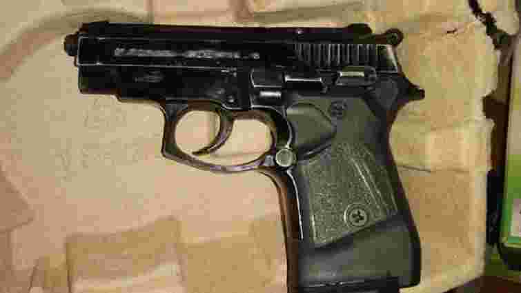 На Львівщині під час обшуку помешкання поліцейські знайшли пістолет, набої та штик-ножі