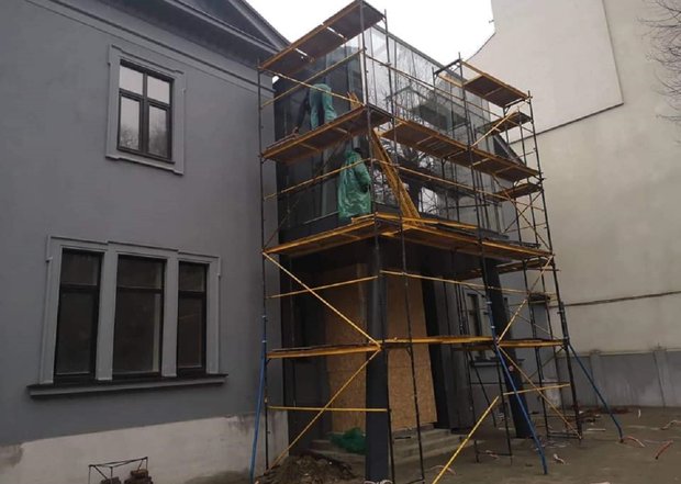 На фасаді вілли Бачевських у Львові демонтують незаконну скляну прибудову