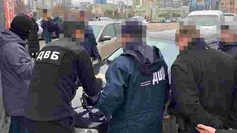 Львівські слідчі ДБР затримали на хабарі столичного інспектора поліції