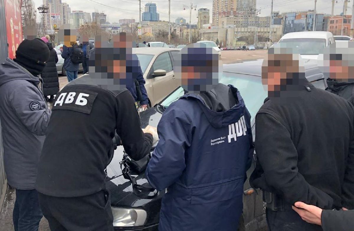 Львівські слідчі ДБР затримали на хабарі столичного інспектора поліції