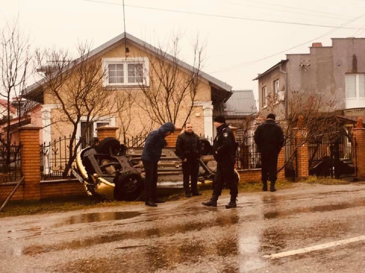 У Львові п'яний водій з’їхав з дороги, автомобіль перекинувся на дах