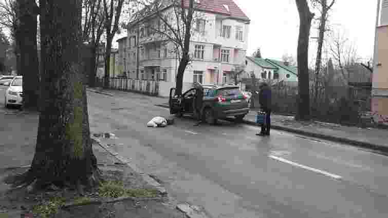 У Львові водійка Peugeot збила жінку, яка раптово вийшла на дорогу