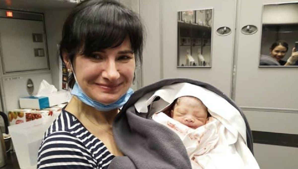 Лікарка з Києва прийняла пологи прямо у літаку 