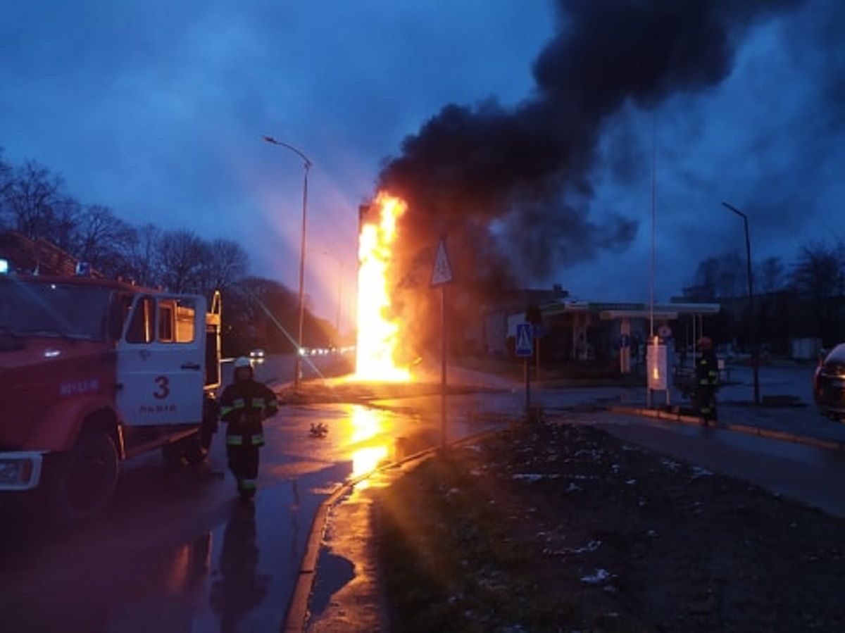 На автозаправці на вул. Липинського у Львові виникла пожежа 