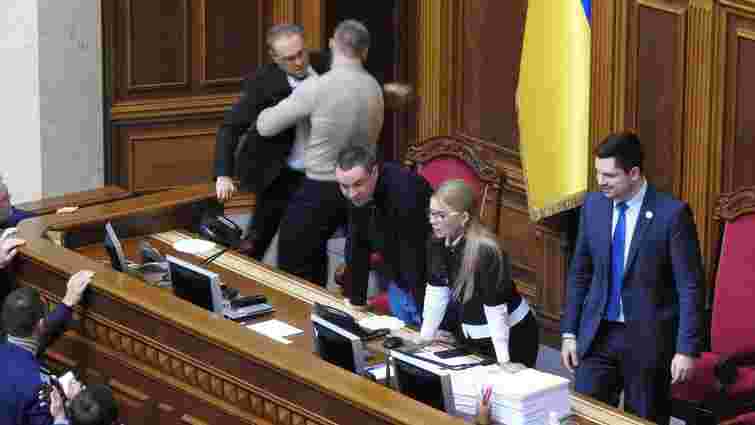 Депутати від ОПЗЖ і «Батьківщини» заблокували трибуну і президію Верховної Ради