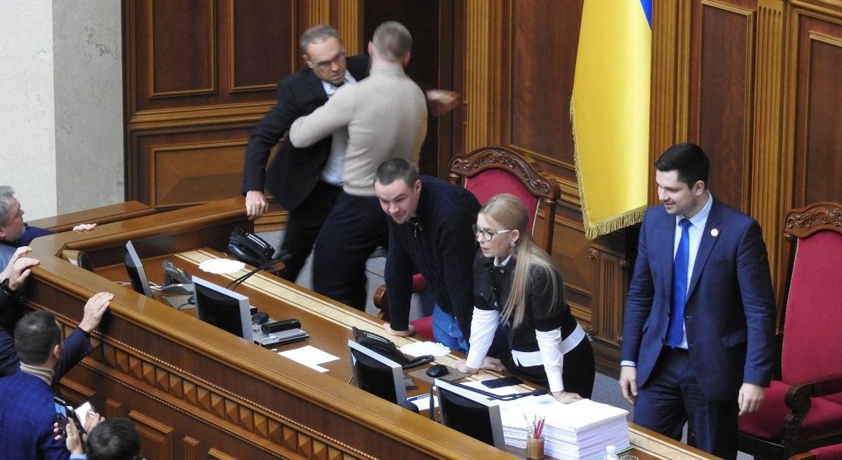 Депутати від ОПЗЖ і «Батьківщини» заблокували трибуну і президію Верховної Ради