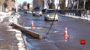 Вантажівка не вписалась у поворот і знесла електроопору у Львові