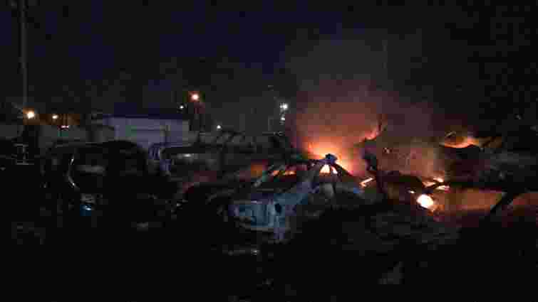 20 автомобілів згоріли на штрафмайданчику в Одесі