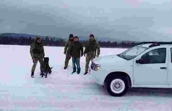 У горах Львівщини біля кордону затримали нелегала з Молдови