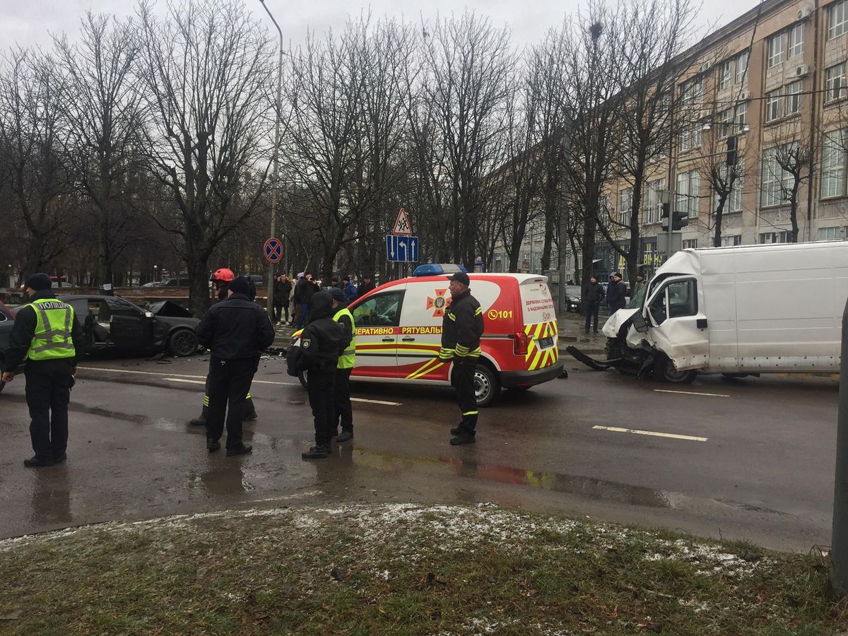 Троє людей постраждали внаслідок ДТП на перехресті Героїв УПА - Кульпарківська  у Львові