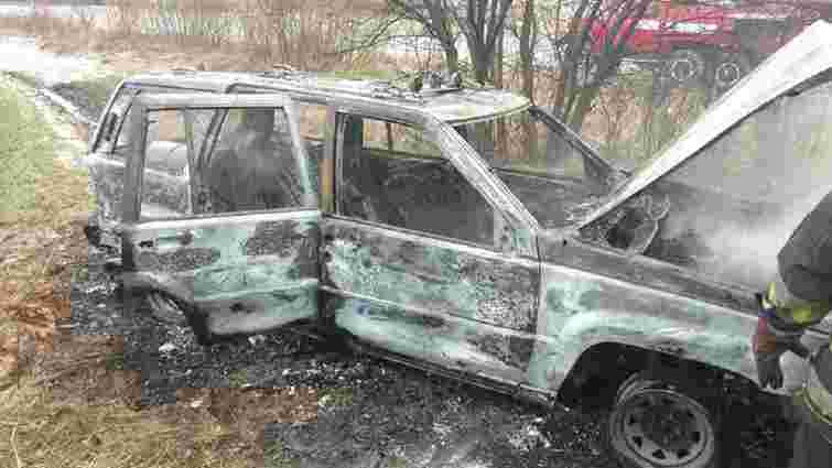 На Яворівщині внаслідок пожежі згорів автомобіль Jeep Grand Cherokee