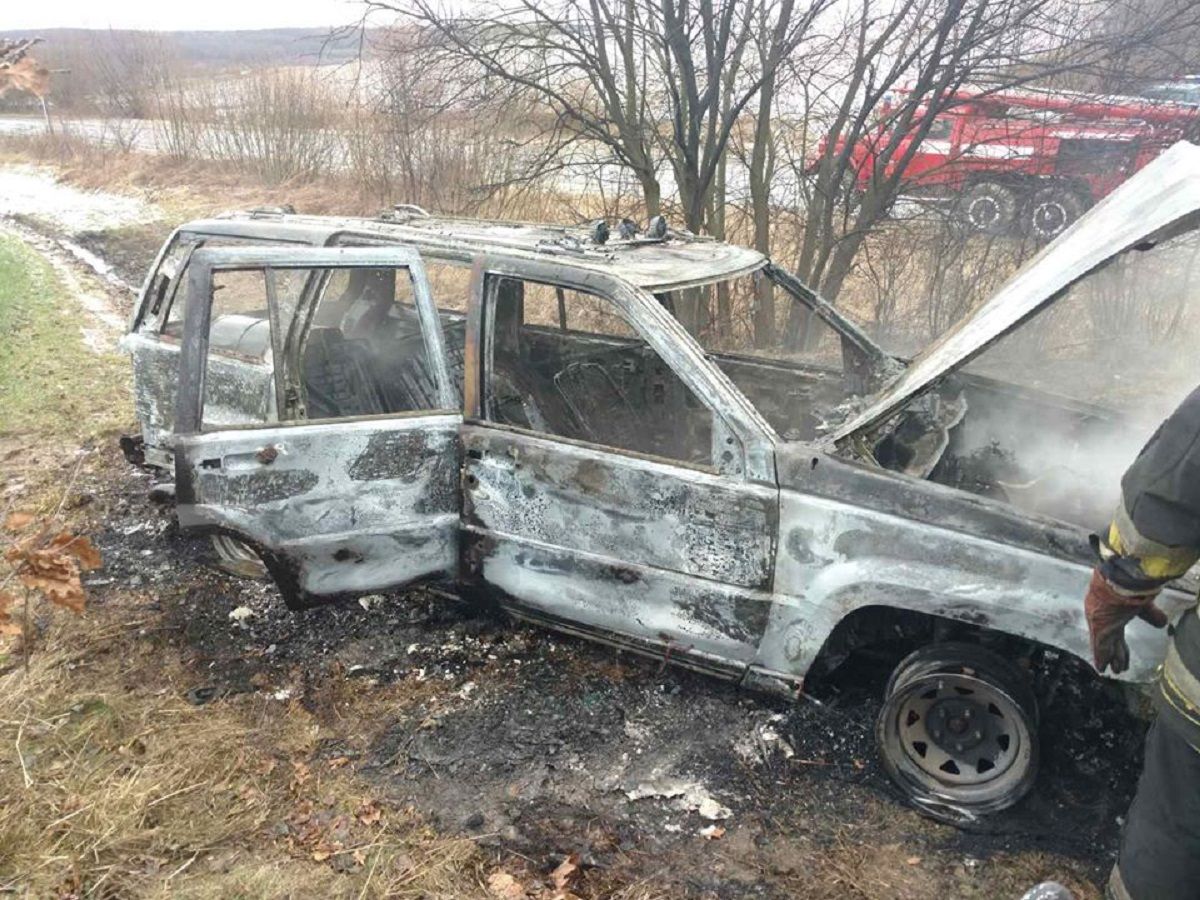 На Яворівщині внаслідок пожежі згорів автомобіль Jeep Grand Cherokee