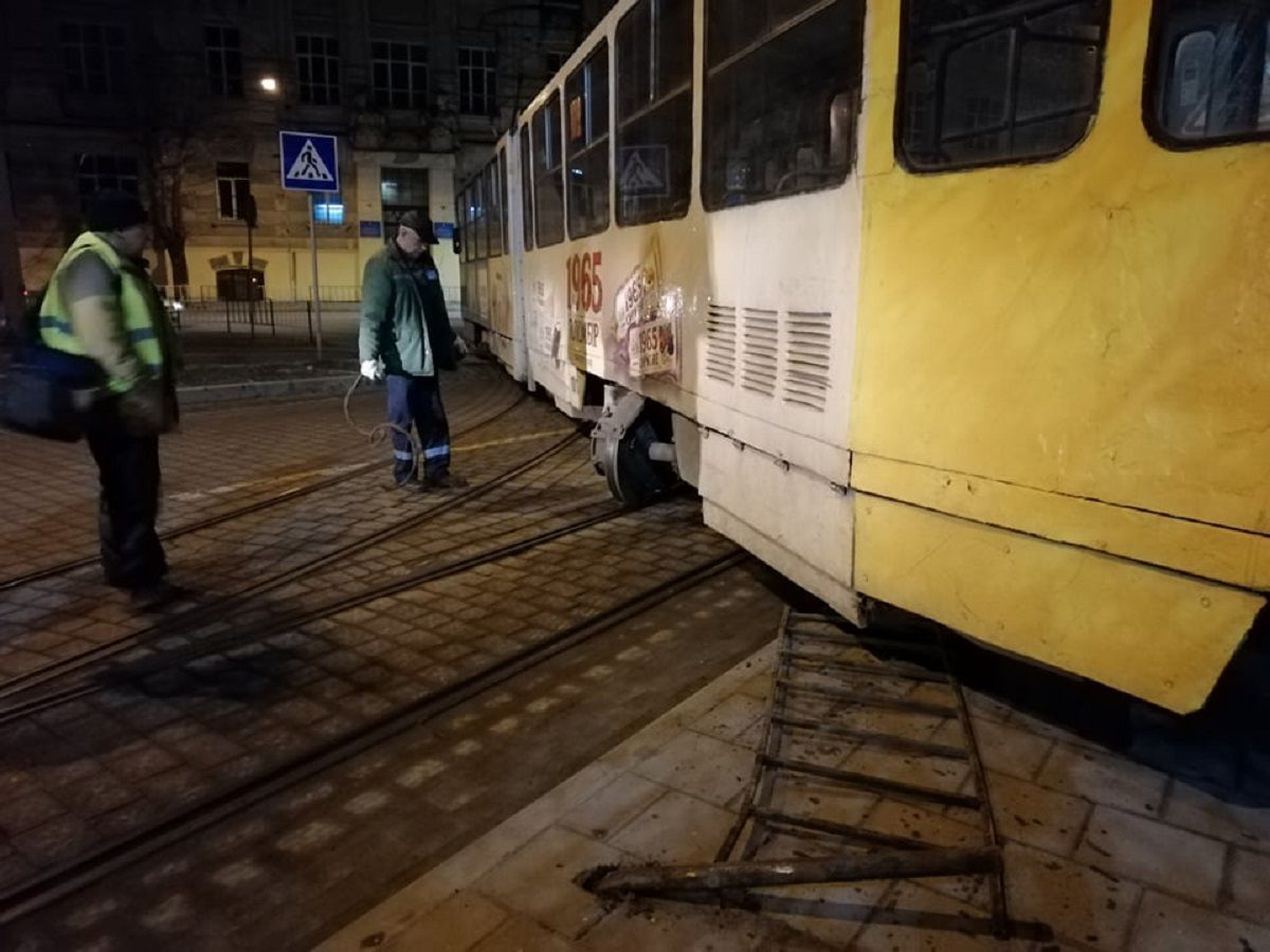 Трамвай зійшов з рейок і заблокував рух на вул. Стуса в напрямку Сихова