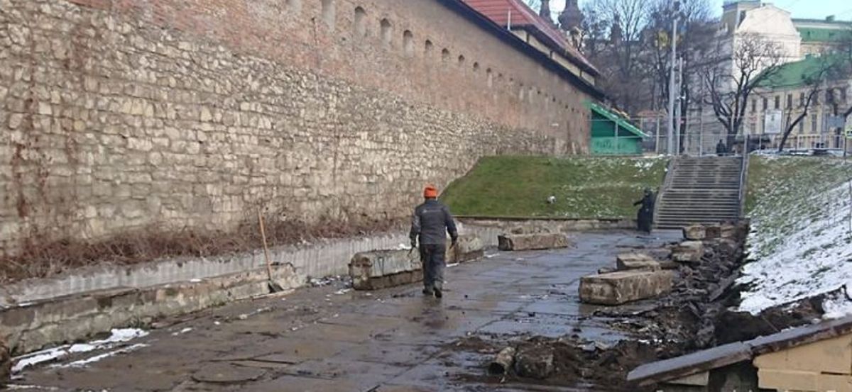 Із понеділка через ремонтні роботи перекриють прохід через Бернардинський дворик