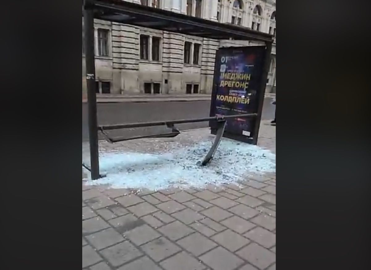 Невідомий на автомобілі розтрощив зупинку у центрі Львова і втік